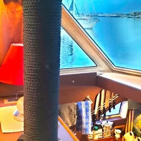 Corvette Bed&boat Botel *